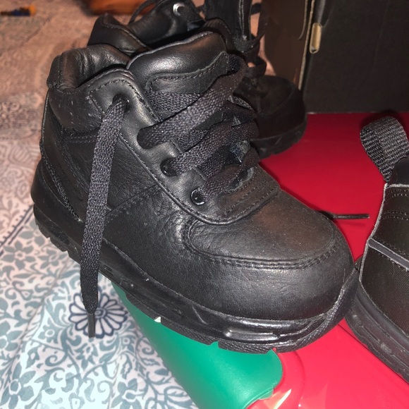 Toddler shoes sizes from 4-7. - Picture 5 of 7